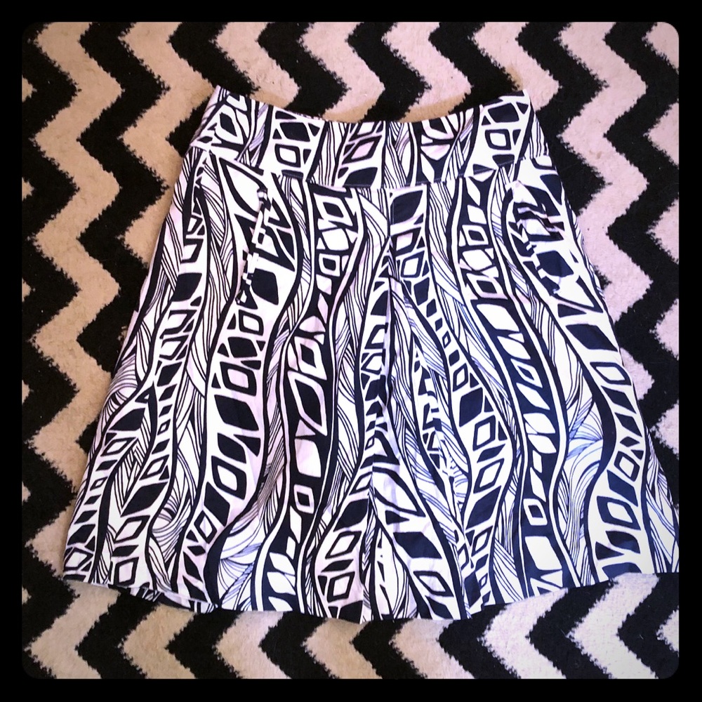 Black+ White Ann Taylor Skirt w pockets! Size 8